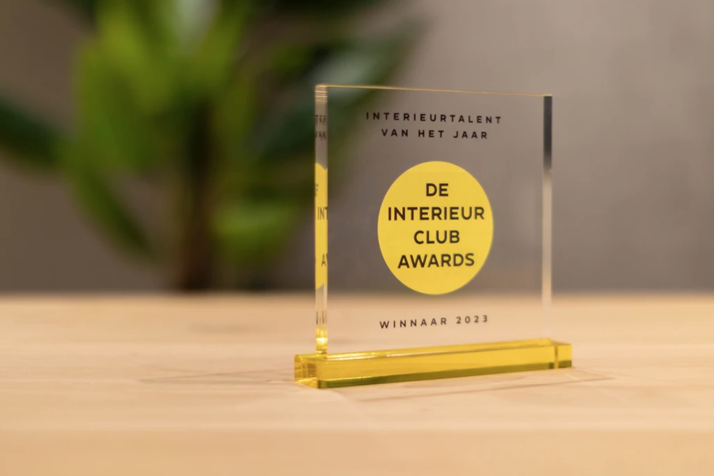 Interieur Club Award on table.png